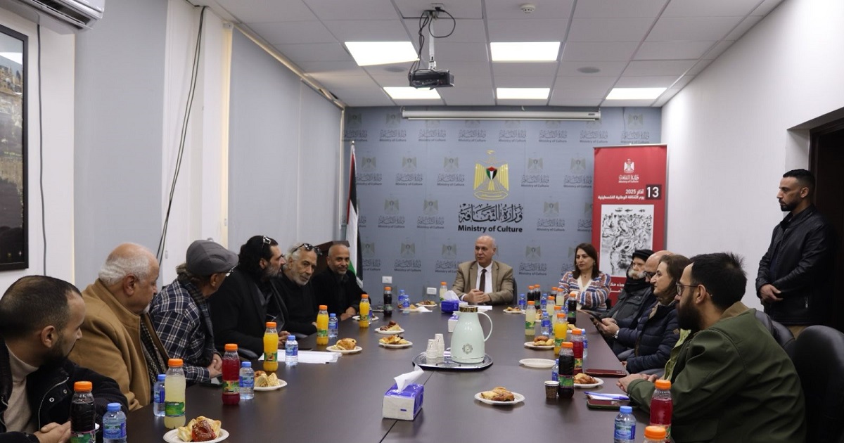 وزير الثقافة يطلع على التحديات التي تواجه القطاع المسرحي